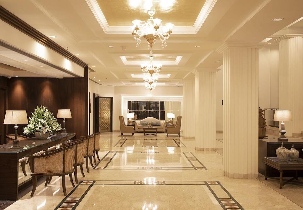Taj Ganges Váránaszi Kültér fotó The lobby of the Taj Bengal
