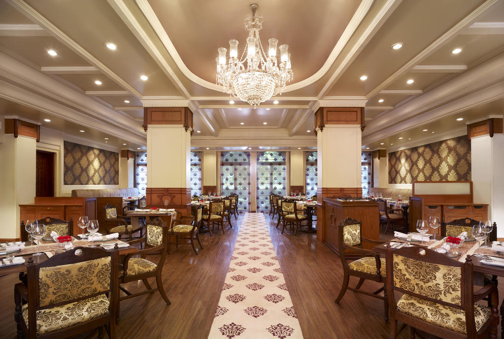 Taj Ganges Váránaszi Kültér fotó The interior of the restaurant