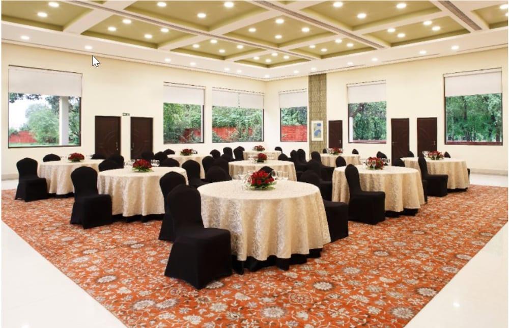 Taj Ganges Váránaszi Kültér fotó The Royal, a meeting room at The Oberoi, Mumbai