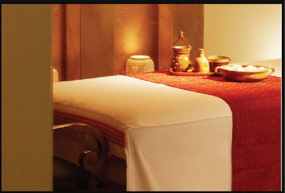 Taj Ganges Váránaszi Kültér fotó A massage table