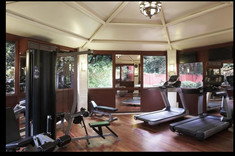 Taj Ganges Váránaszi Kültér fotó The gym at the Taj Bengal