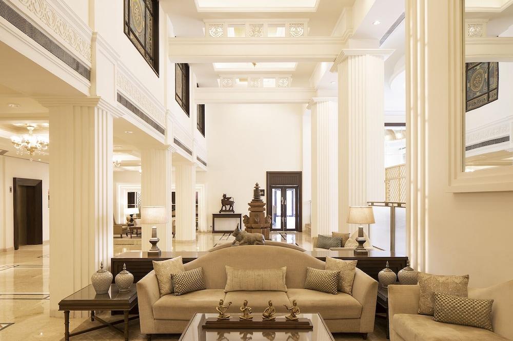 Taj Ganges Váránaszi Kültér fotó The lobby of the hotel