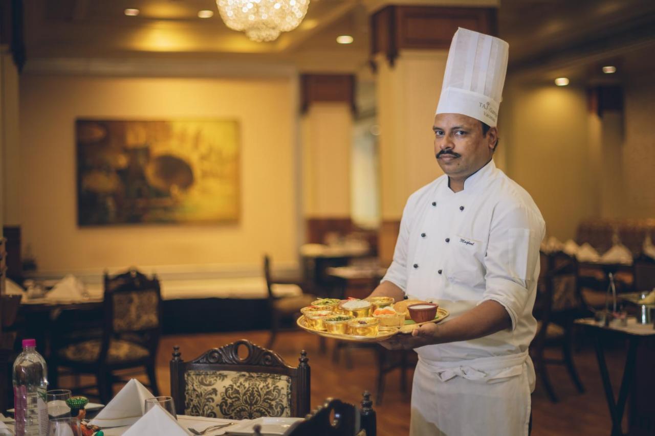 Taj Ganges Váránaszi Kültér fotó A chef at work