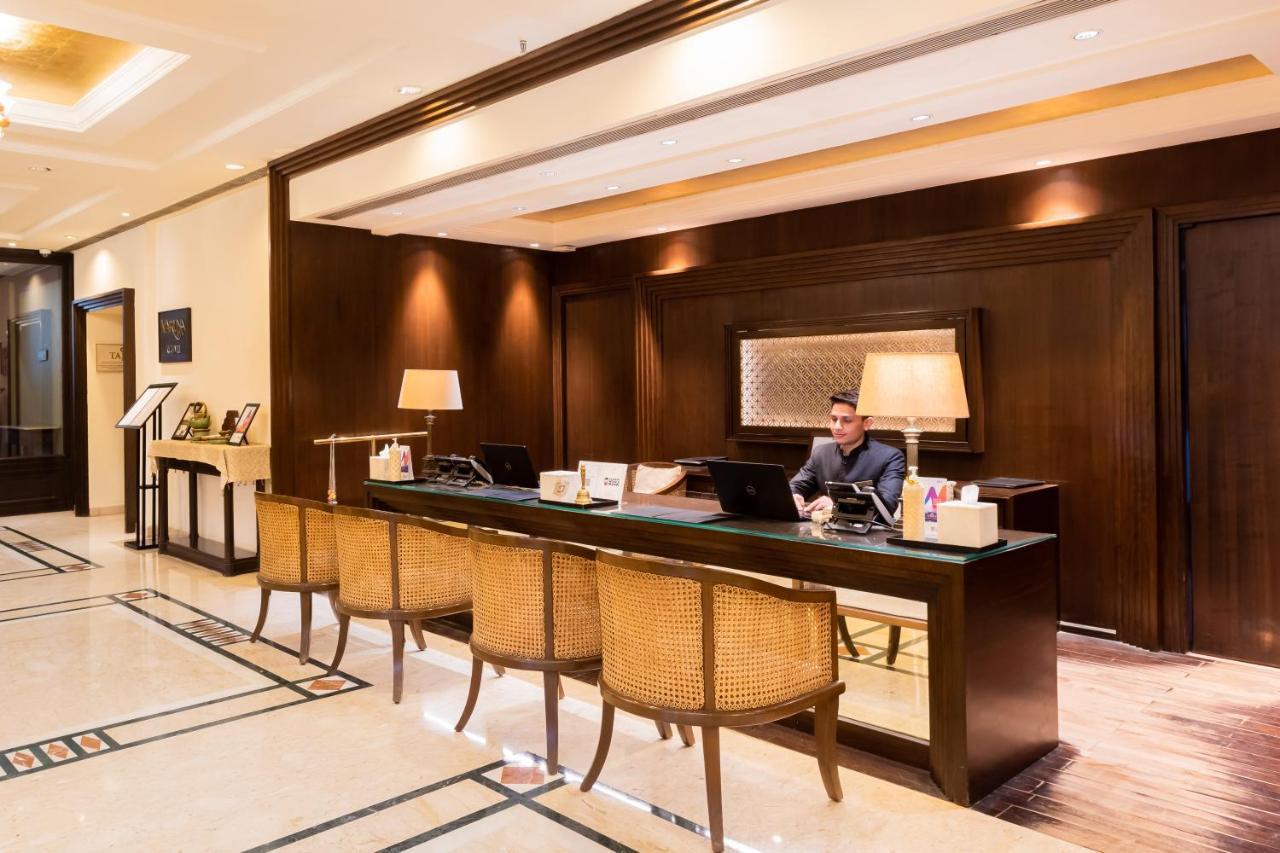 Taj Ganges Váránaszi Kültér fotó Concierge desk at a hotel