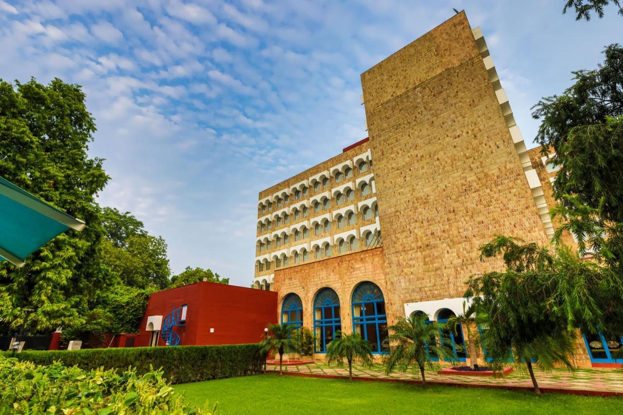 Taj Ganges Váránaszi Kültér fotó The main building of the university