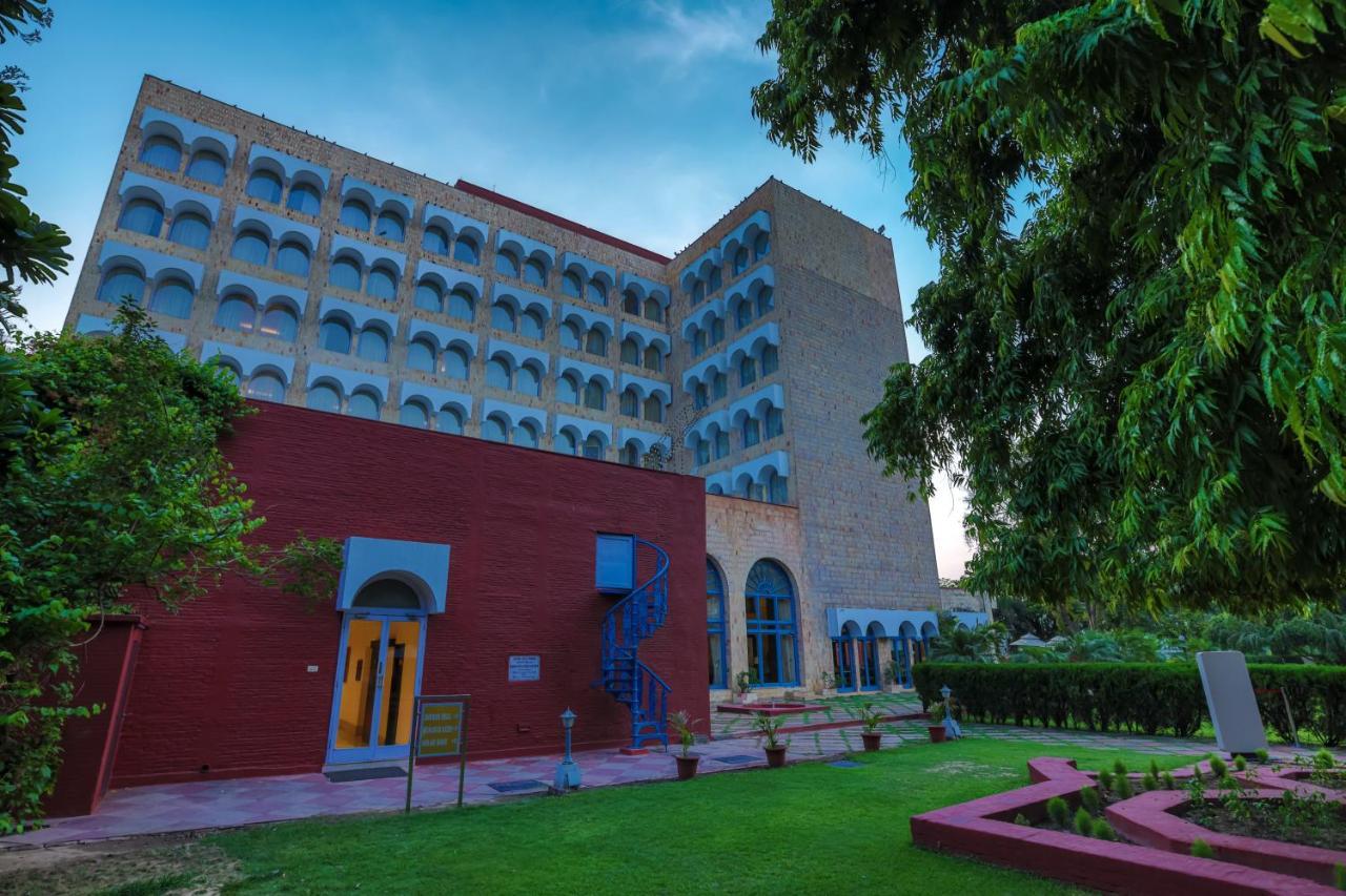 Taj Ganges Váránaszi Kültér fotó The main building of the university