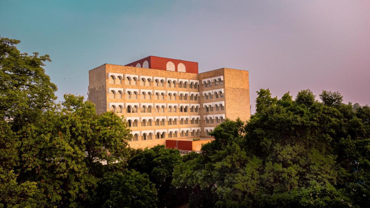 Taj Ganges Váránaszi Kültér fotó The main building of the university