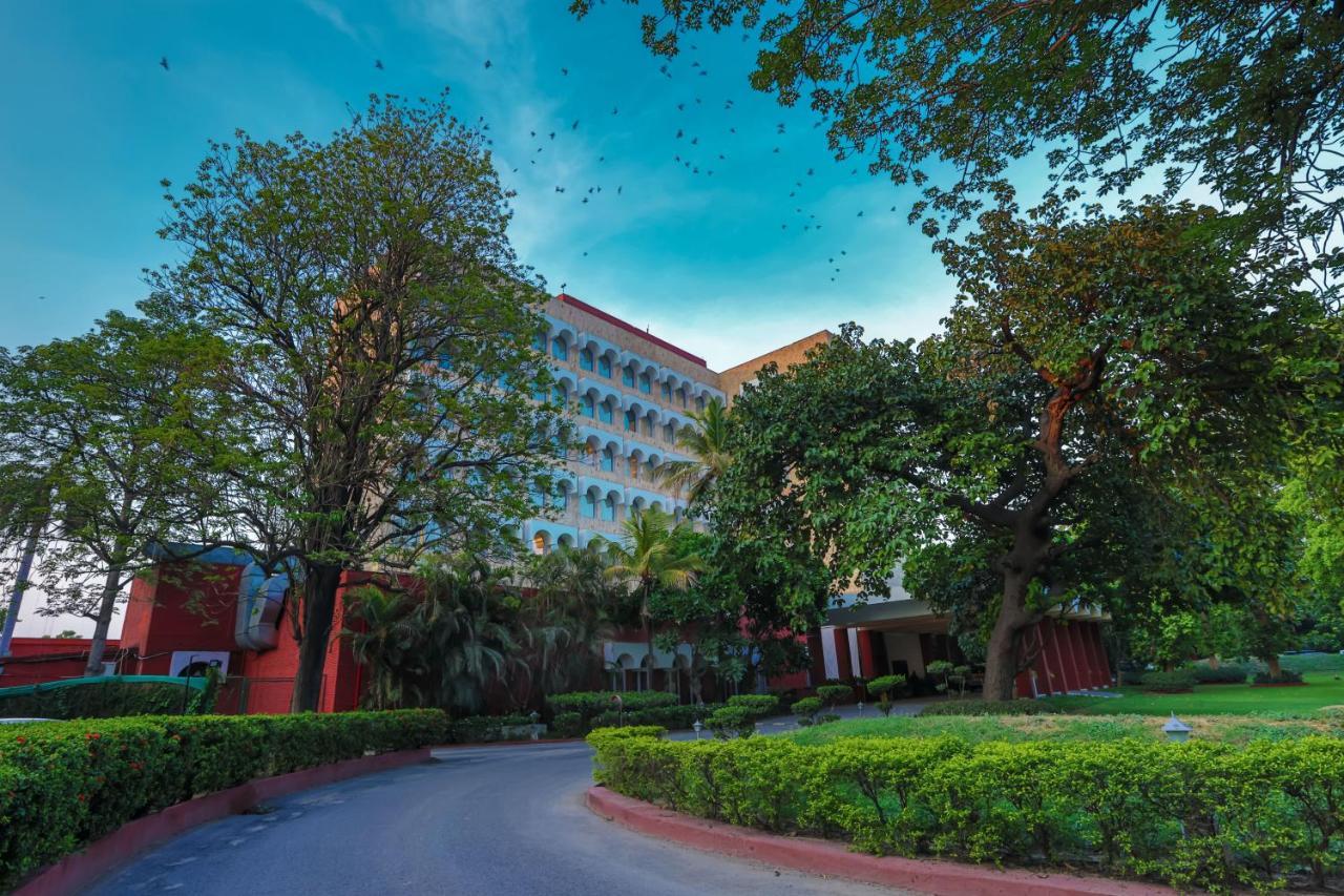 Taj Ganges Váránaszi Kültér fotó The main building of the university