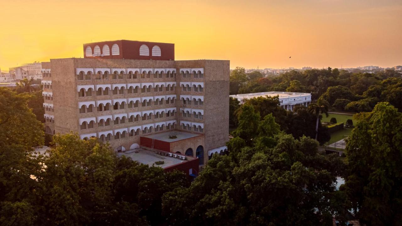 Taj Ganges Váránaszi Kültér fotó The University of North Florida's Brooks College of Health