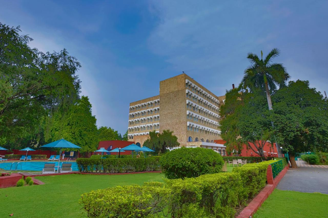 Taj Ganges Váránaszi Kültér fotó AIIMS Delhi