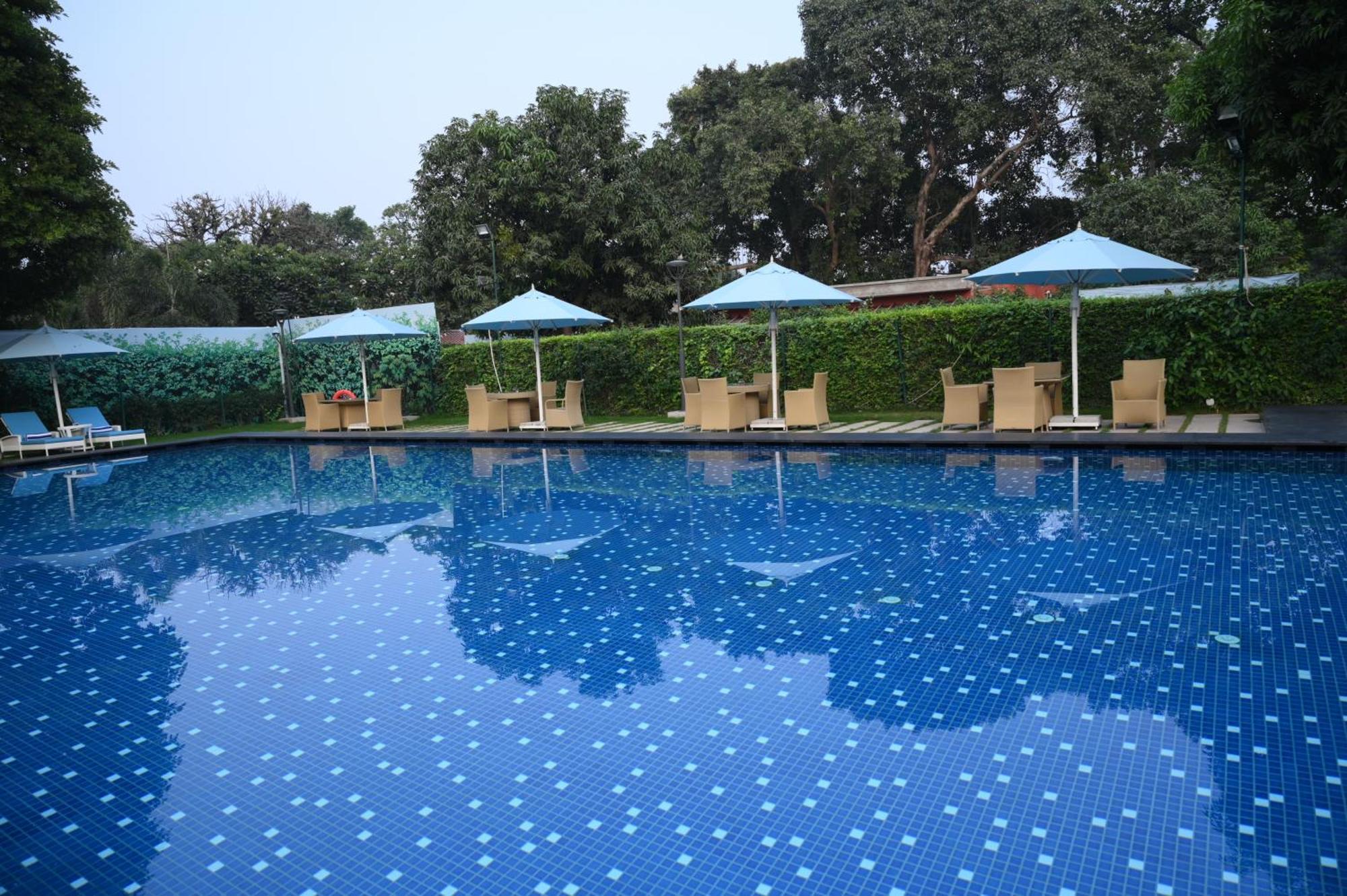 Taj Ganges Váránaszi Kültér fotó Swimming pool at the Taj Bengal