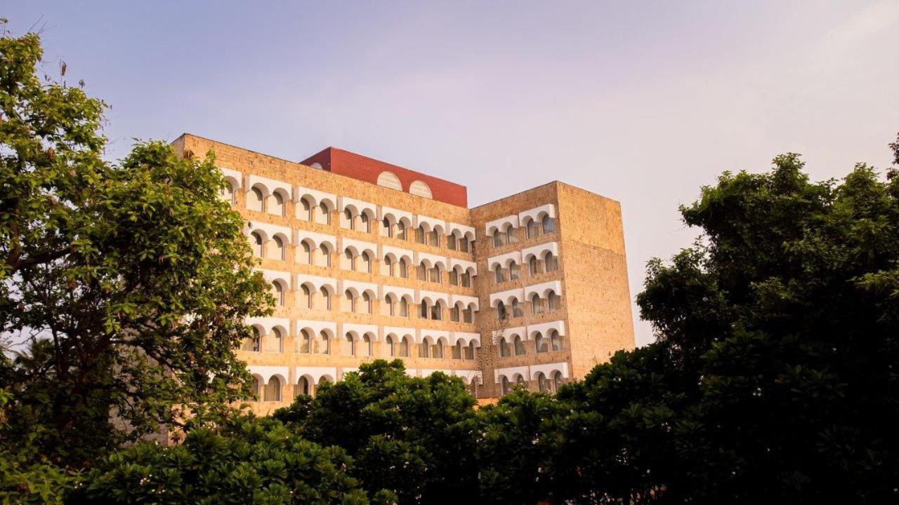 Taj Ganges Váránaszi Kültér fotó The main building of the university