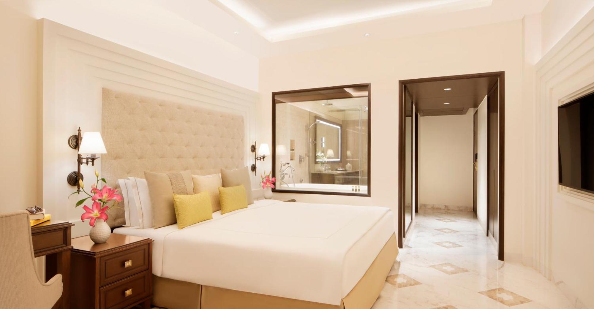 Taj Ganges Váránaszi Kültér fotó A bedroom at the Taj Mahal Palace