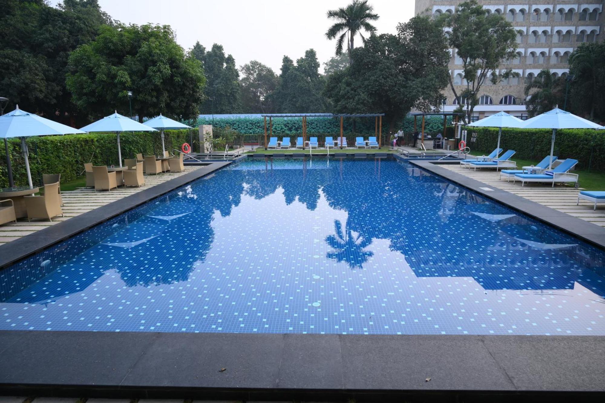 Taj Ganges Váránaszi Kültér fotó Swimming pool at the hotel