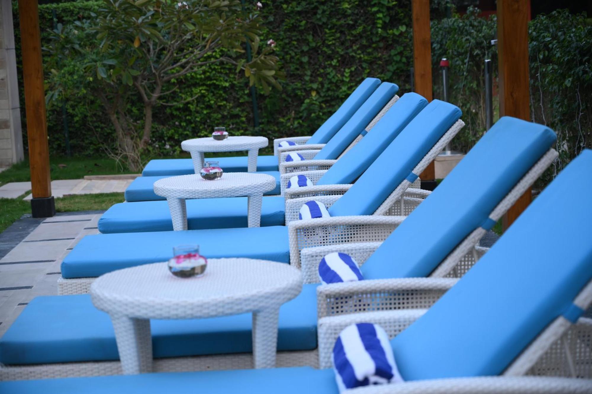 Taj Ganges Váránaszi Kültér fotó Poolside at the hotel