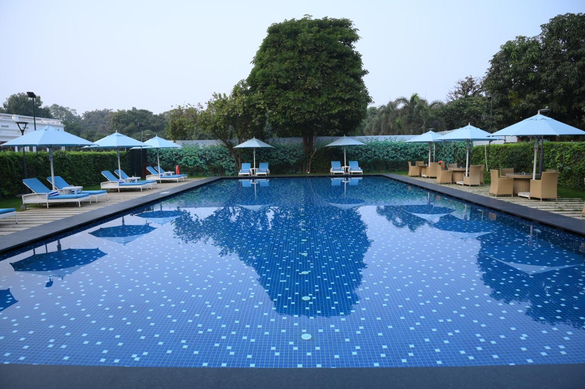 Taj Ganges Váránaszi Kültér fotó Swimming pool at the Taj Bengal
