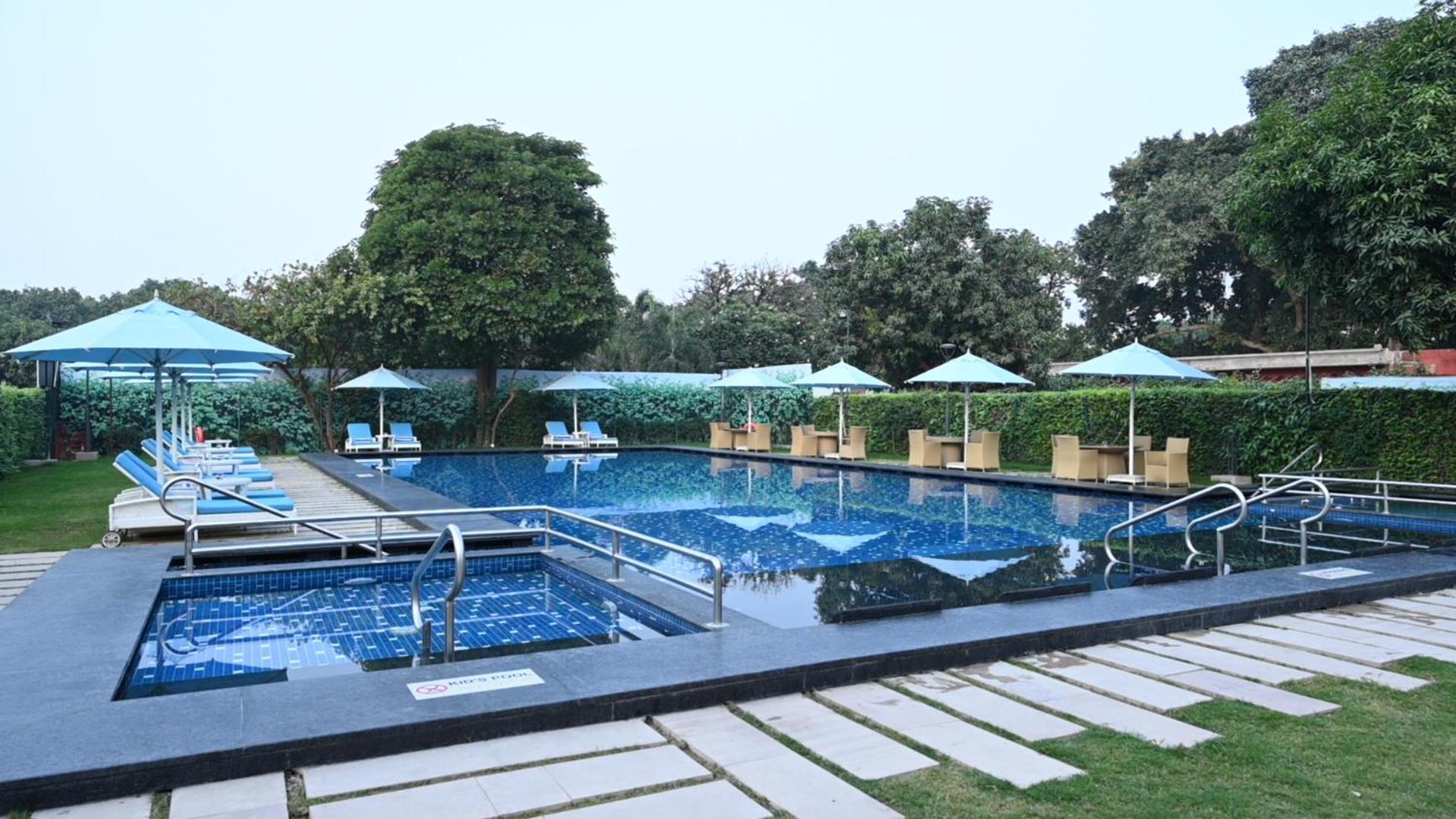 Taj Ganges Váránaszi Kültér fotó The pool at the Taj Bengal
