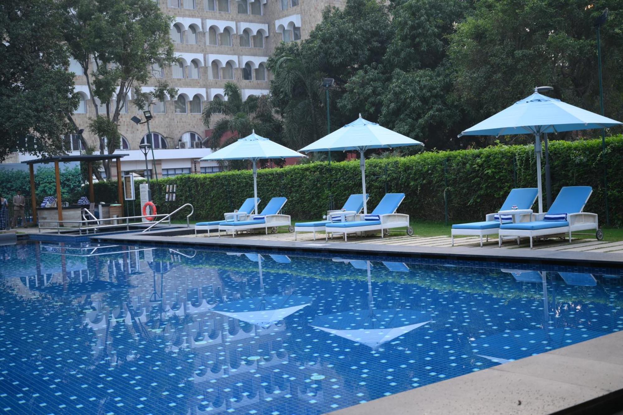 Taj Ganges Váránaszi Kültér fotó Pool at the Taj Bengal