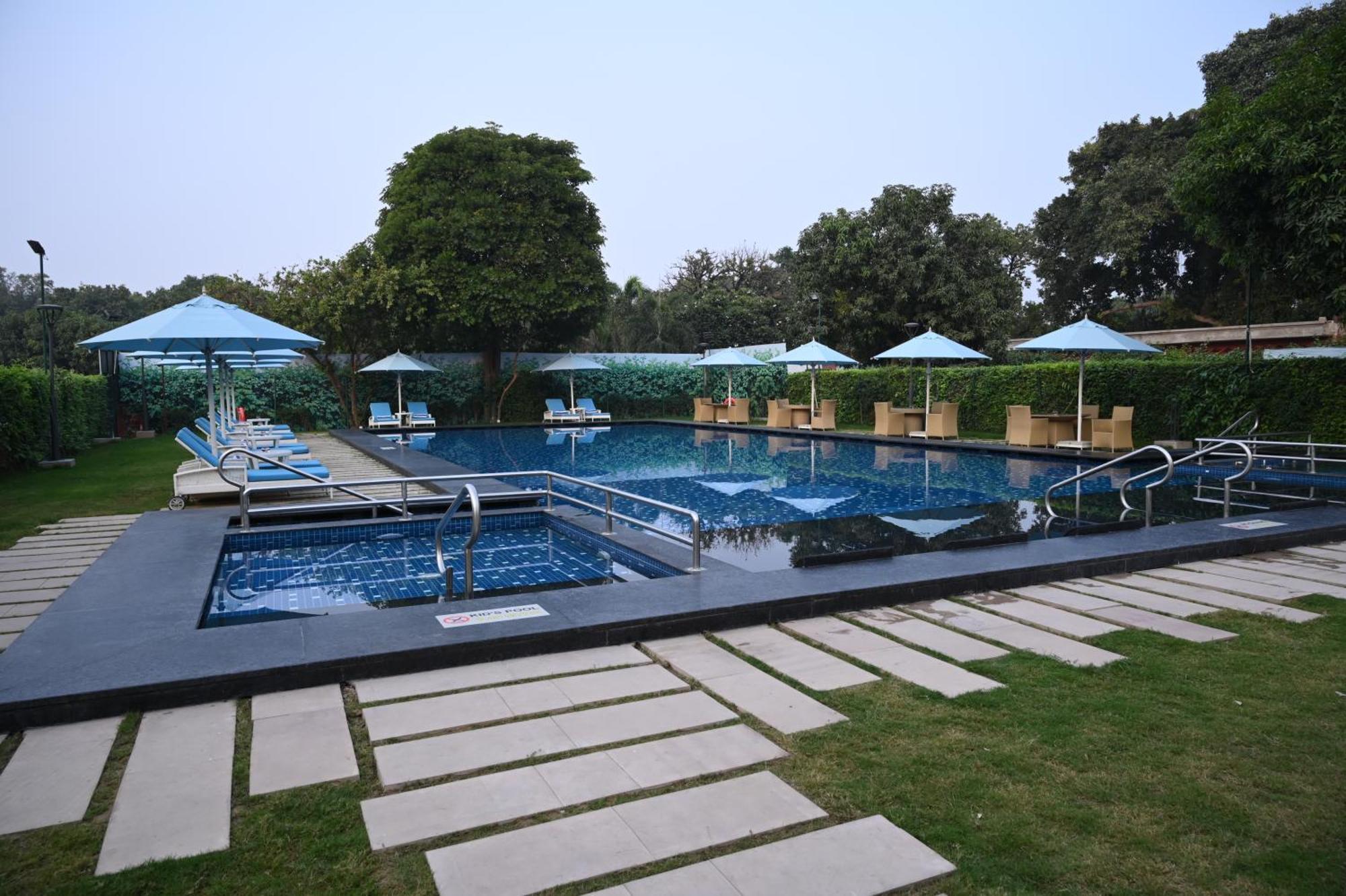 Taj Ganges Váránaszi Kültér fotó The pool at the Taj Bengal