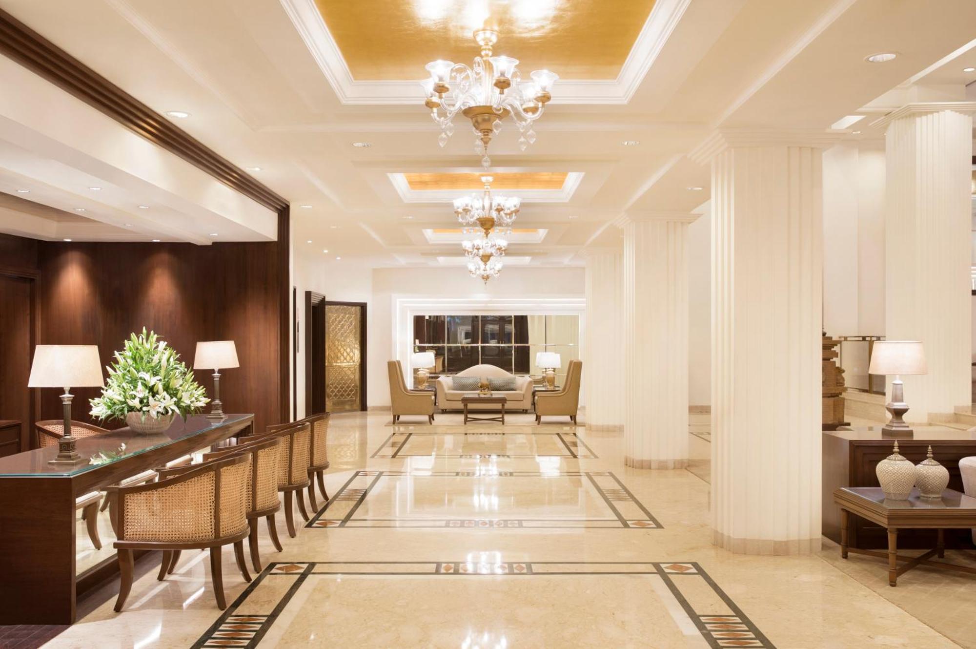 Taj Ganges Váránaszi Kültér fotó The lobby of the Taj Mahal Palace