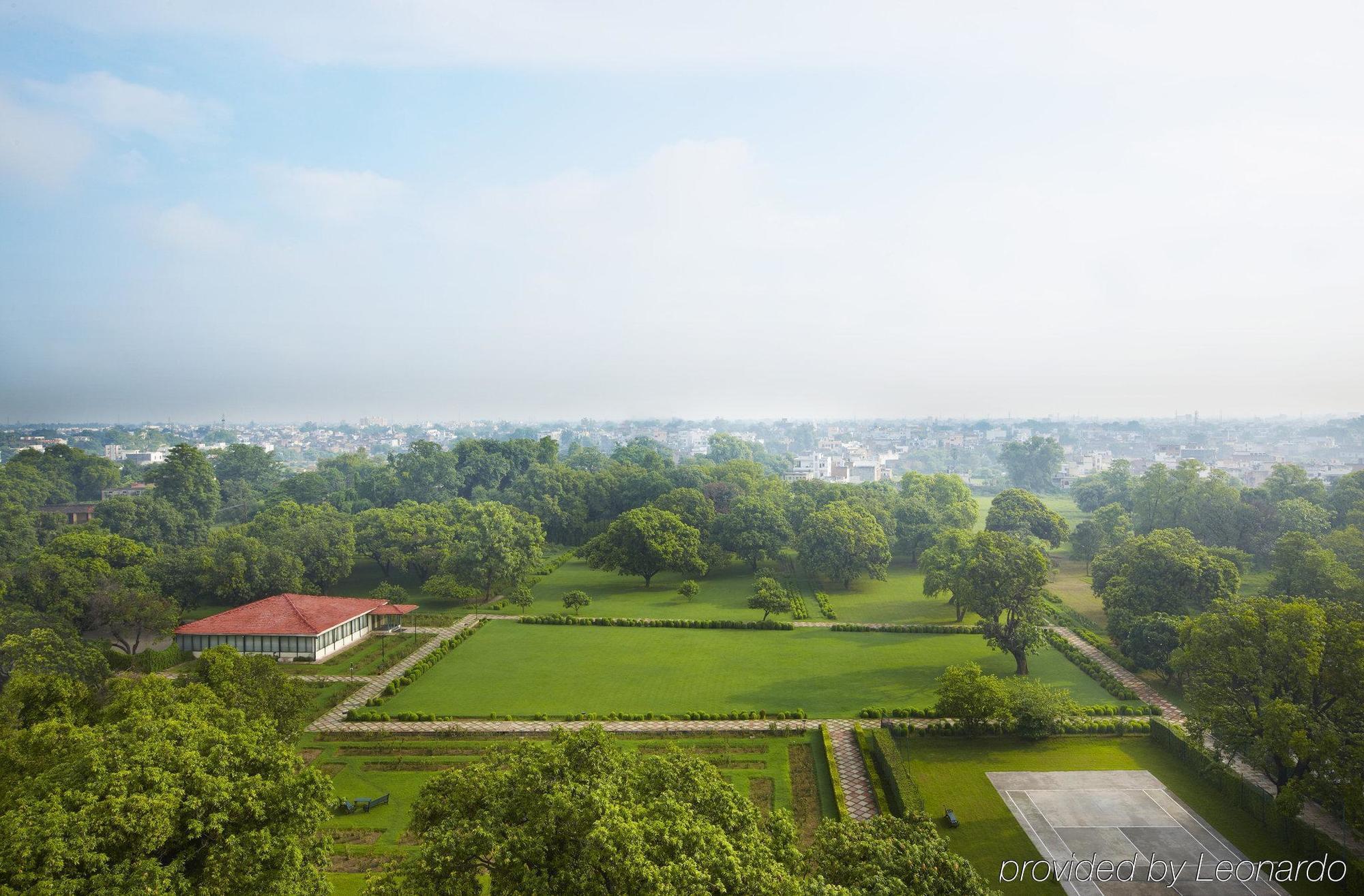 Taj Ganges Váránaszi Kültér fotó View of the grounds from the tower