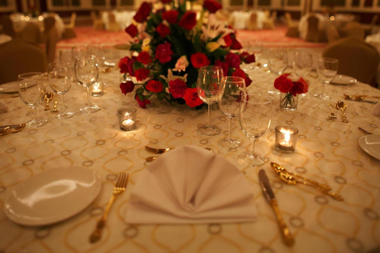 Taj Ganges Váránaszi Kültér fotó A table set for a formal dinner