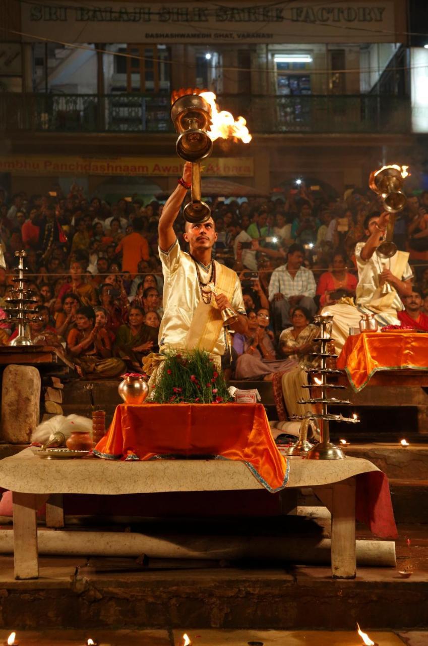Taj Ganges Váránaszi Kültér fotó A pandit reciting the Gayatri mantra during the evening aarti at the Triveni ghat, Varanasi